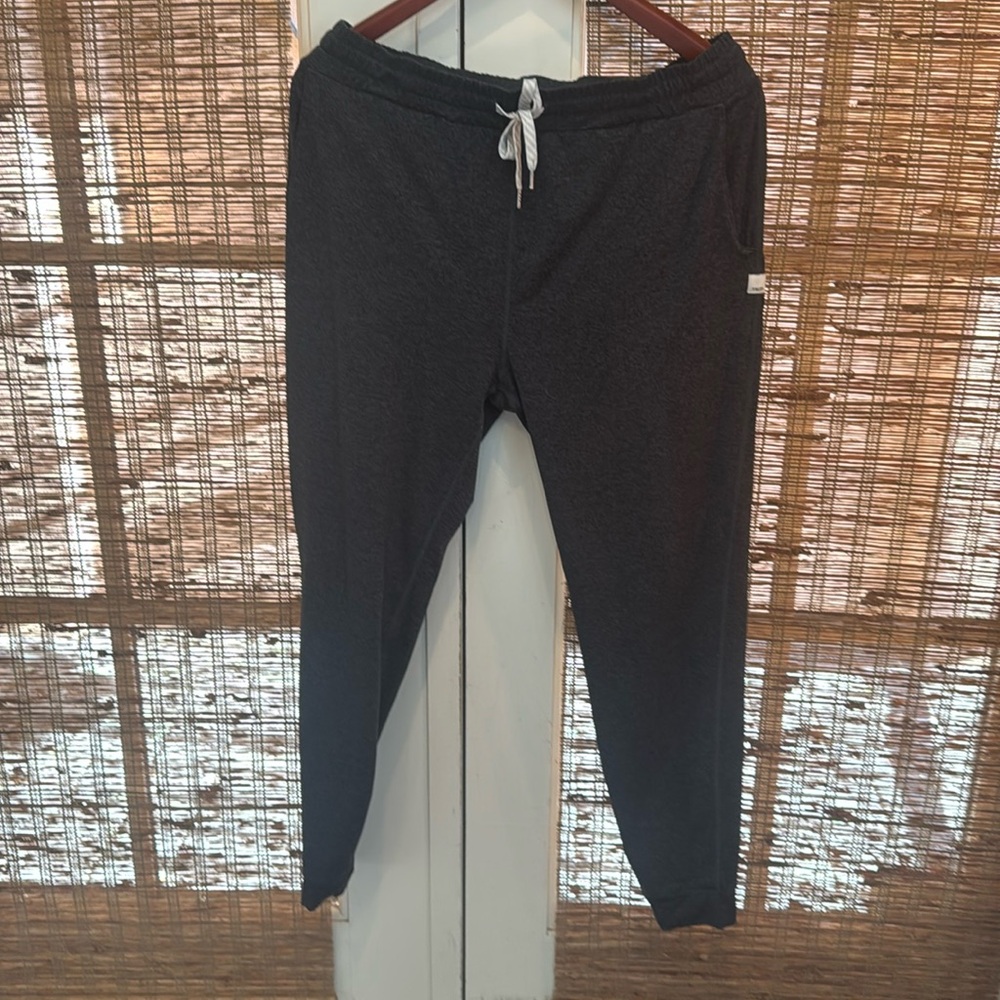 Vuori Performance jogger. Black Heather